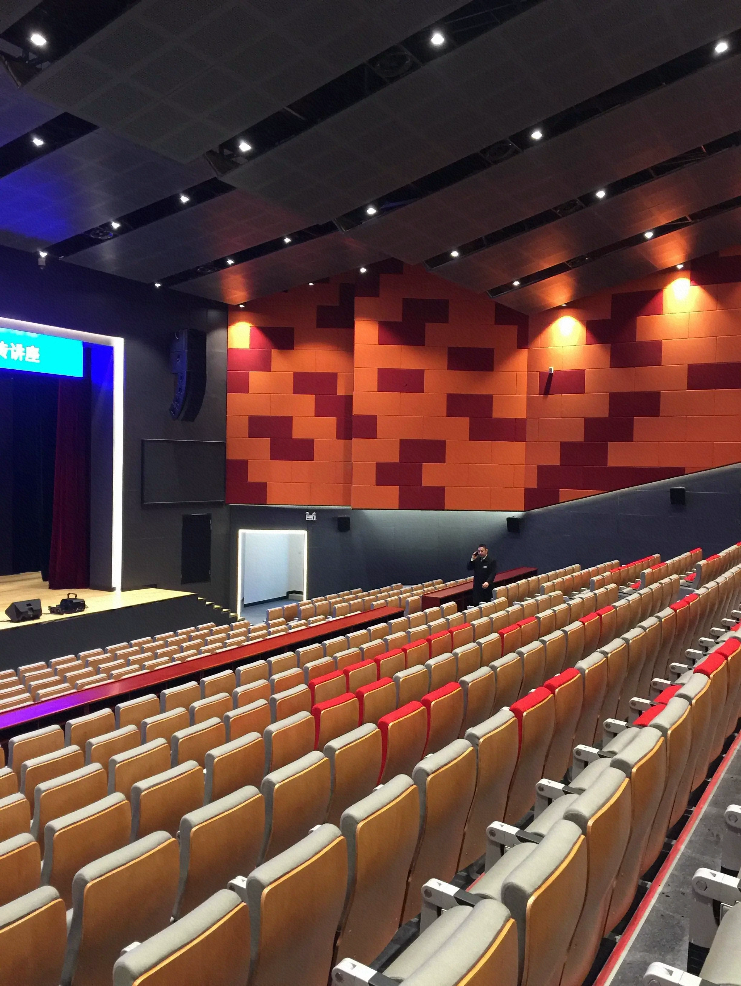 重庆中学多功能厅台口侧墙,包含吊挂线阵列扬声器与声学板阵列