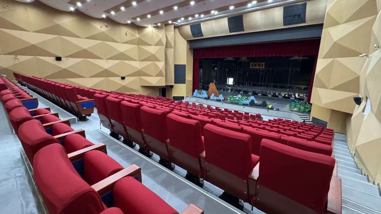 疏勒演艺中心侧通道视角下的红色座席与舞台