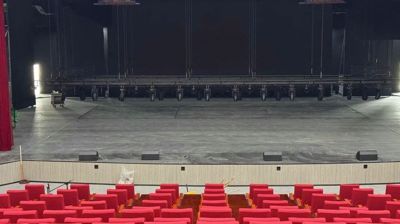 疏勒演艺中心从舞台望向观众席与台唇监听位置的视角