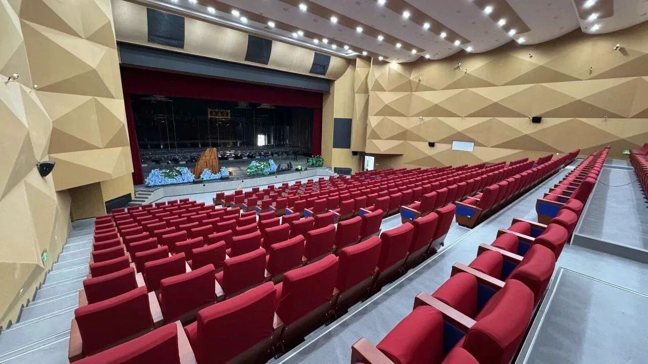 疏勒演艺中心座席几何与舞台开口的宽幅室内视图