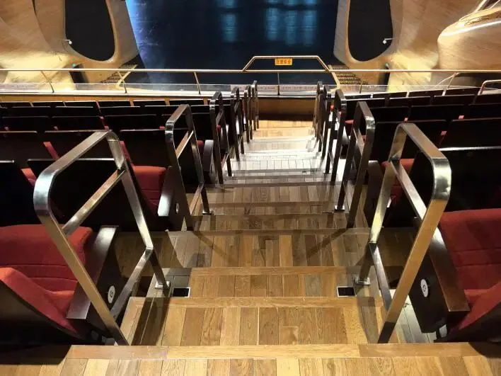 Raised guardrails along a longitudinal aisle and at the lower edge