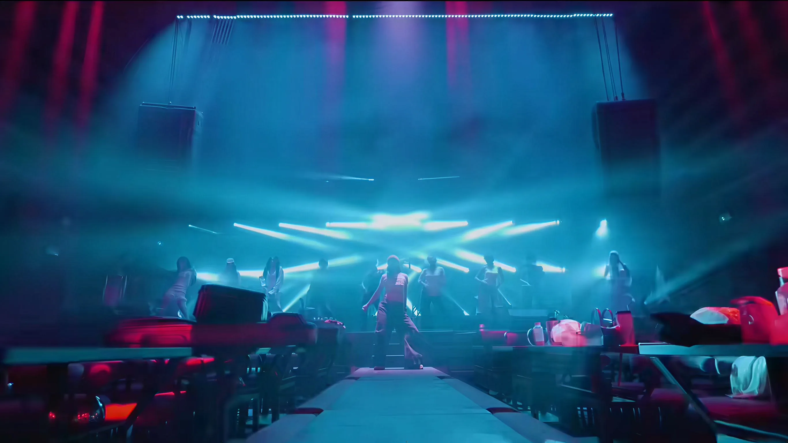 XIANG LIVESHOW live performance with transparent grid screen effect and blue lighting matrix