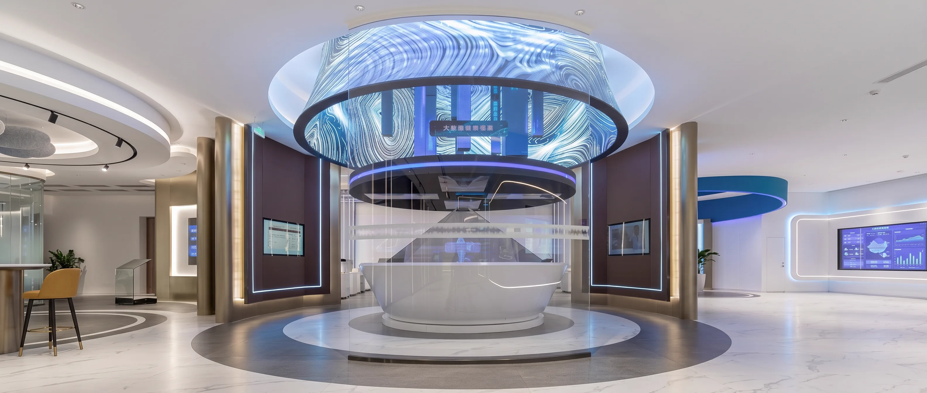 数字医疗展厅中央枢纽的悬浮环形异形曲面 LED 阵列与半透明展示台